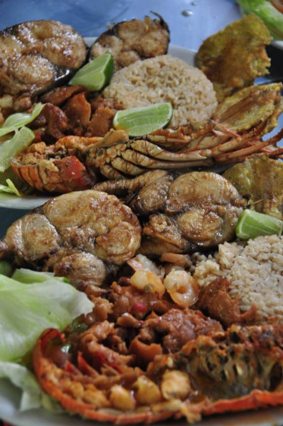 Banquete de frutos do mar em restaurante em Providencia, ilha colombiana no Caribe